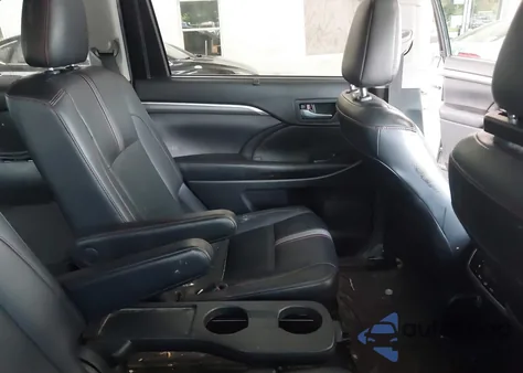 2019 Toyota Highlander Se z USA, uszkodzony, nr VIN 5TDJZRFHXKS615019